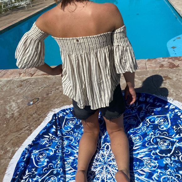 Off the shoulder Billabong shirt 😍 - Picture 3 of 10